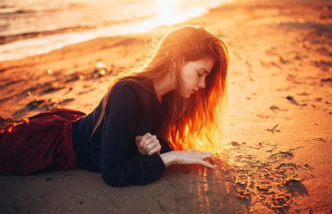여자의 검은 셔츠 여자들 모델 마랏 사핀 빨간 머리 곱슬 머리 긴 머리 바닷가 눕다 햇빛 치마 사진 야외