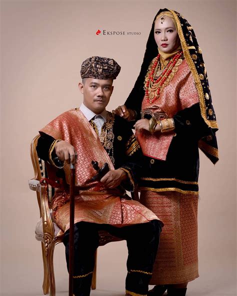 baju tradisional adat koto gadang couplepotrait atseptianariefk atdathrikasih