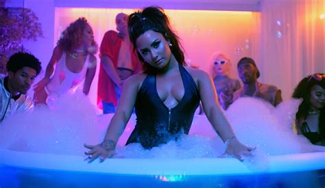 Demi Lovato Throws A House Party In The “sorry Not Sorry