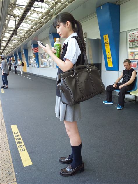 【画像】通学中の女子高生が偶然写ってしまった風景写真 Jkちゃんねる 女子高生画像サイト