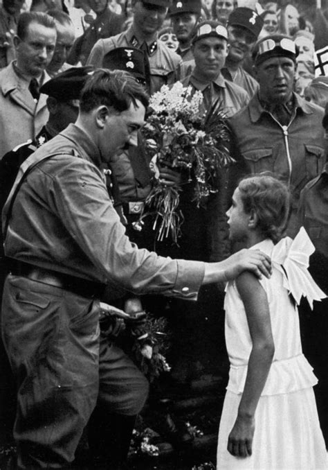 Редкие снимки что связывало Адольфа Гитлера с маленькой еврейской девочкой