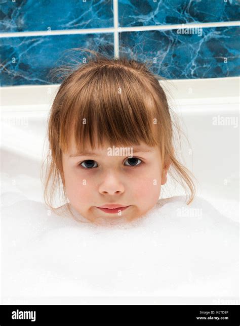 portrait von hübsches kleines mädchen in der badewanne hygienekonzept