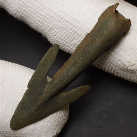 prehistoric bronze age bronze arrow head point  cm catawiki
