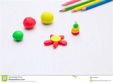 beeldjes van klei modellering de potloden van de kleur de kinderen spelen huis stock afbeelding