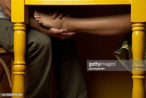 man barefoot under table photos et images de collection getty images