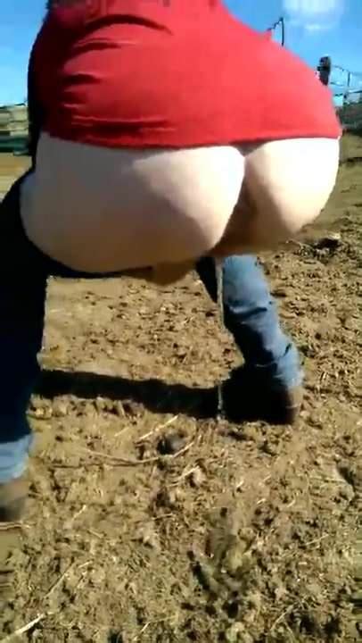 outdoor bbw pee with large ass bending over with jeans