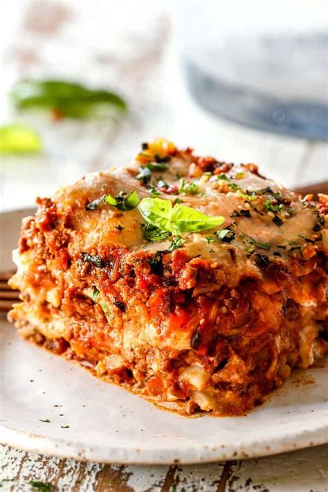 close   slice    lasagna  layers  ricotta noodles meat sauce mozzarella