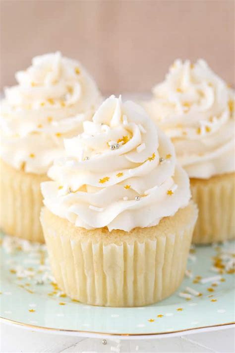 moist vanilla cupcakes life love  sugar