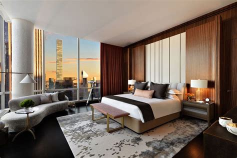 ways  transform  bedroom   luxury hotel suite