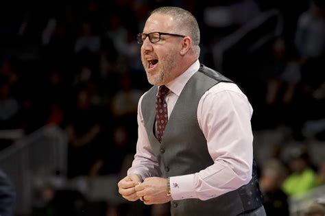 texas  hoops expected  announce buzz williams   head coach