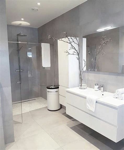 badkamer met lichte witte vloertegels en donkerdere lichtgrijze wandtegels bathroom grey