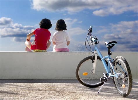 twee kinderen en fiets stock afbeelding image  nave