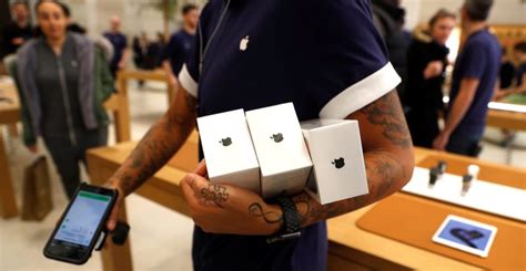 apple fans    iphone   singapore  palo alto   day buying frenzy venturebeat