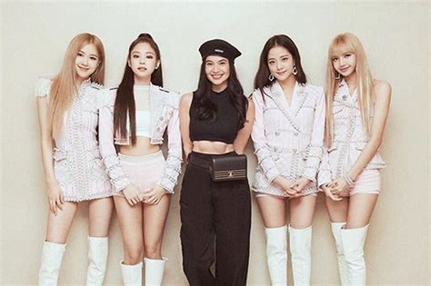 Look Anne ‘speechless’ As She Poses With Blackpink Abs Cbn News