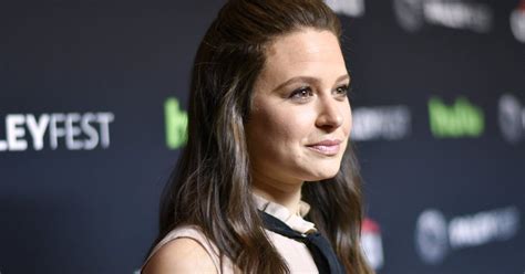 Scandal Star Katie Lowes Spoke About Her Battle With Psoriasis Metro News