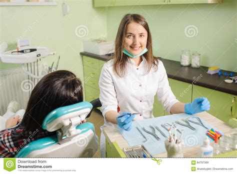 il dentista femminile che lavora alla clinica dentaria con