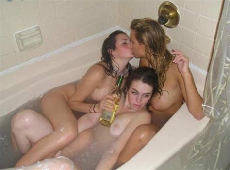 Three Clean Straight Girls Playing In The Tub Foto Porno Eporner