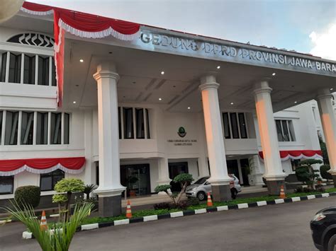 gedung dprd jabar  lockdown   terkonfirmasi positif covid