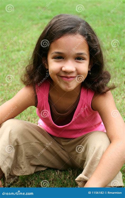 jong meisje stock foto afbeelding bestaande uit gras