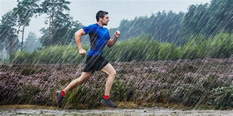 running in the rain how to do it benefits and risks
