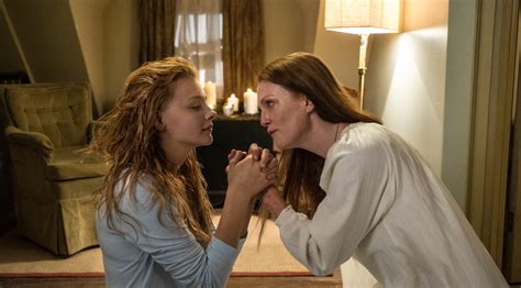 ‘carrie returns with julianne moore and chloë grace moretz the new