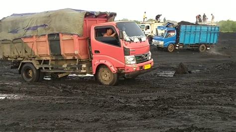 loading truk batu bara jalan licin youtube