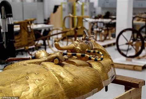 3 300 Years Old King Tuts Golden Coffin Removed From Tomb