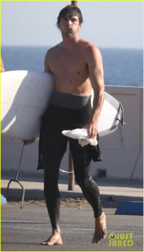 jacob elordi is showing off his abs while at the beach in