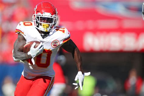 tyreek hill injury update chiefs wide receiver expected  play