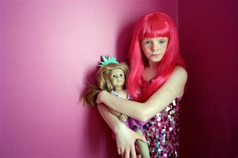 “美国女孩”摄影展：通过玩偶表达个性 公益 环球网