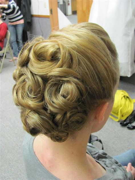 Pin Curl Updo I Like The Way It Crosses Over On Top Curled Updo