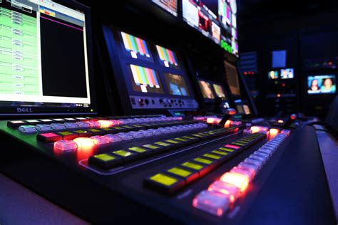 circuit halts fcc plan  deregulate broadcast ownership rules findlaw