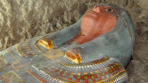 archaeologists discover 3200 year old mummy in egyptian tomb