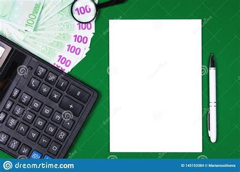 geld calculator en notitieboekje op groene achtergrond stock foto image  rekenmachine munt