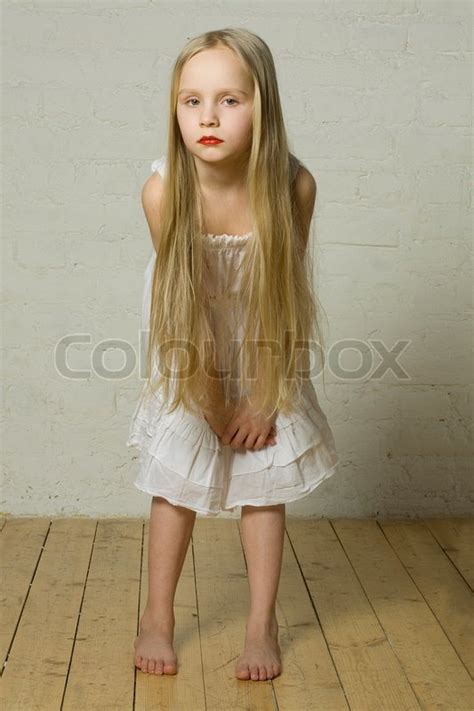 teen girl mode modell mit blonden haaren stock bild colourbox