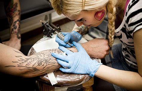 tattoo artists at risk for musculoskeletal discomfort