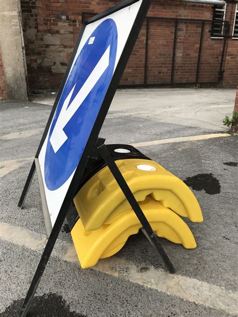 blue  white sign sitting   side   road    bunch  bananas