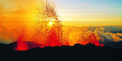 volcans en eruptions  spectacle intense  la reunion