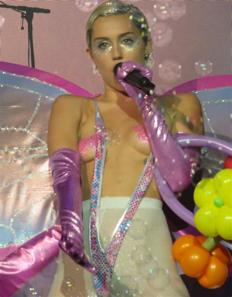 Miley Cyrus Topless 40 Photos Thefappening