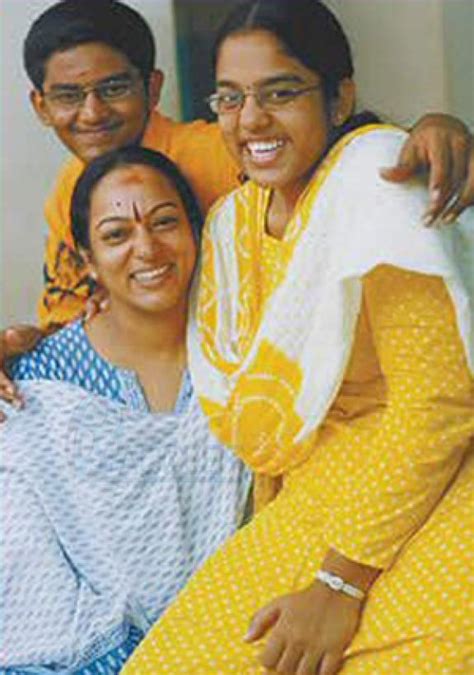 tamil actress nalini pose with her daughter and son rare actress with her daughters photo