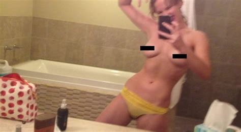 leaked natalie portman topless beach pics [uncensored ]