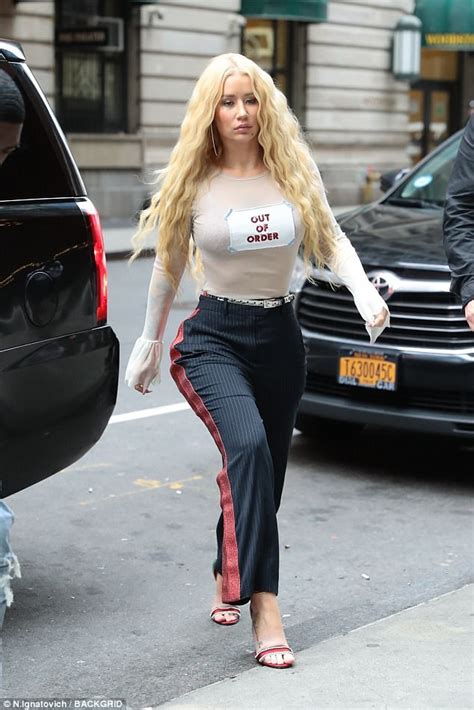 Iggy Azalea Shows Off Her Fab Figure In A Skin Tight Shirt Daily Mail