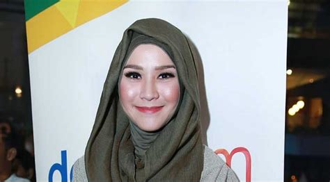 hijab artis indonesia antara fashion dan identitas celeb