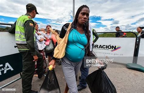 a venezuelan pregnant woman crosses the simon bolivar international