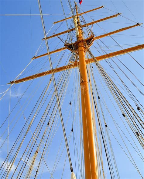 de lange mast en het optuigen van het schip stock foto afbeelding bestaande uit beklim