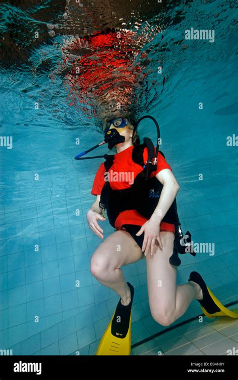 Junge Frau Zum Scuba Tauchen Stehen Im Pool Von Regler Von Unter Wasser