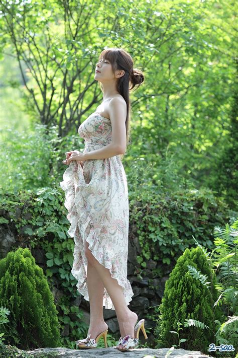 Heo Yun Mi Outdoors In A Strapless Dress The Most