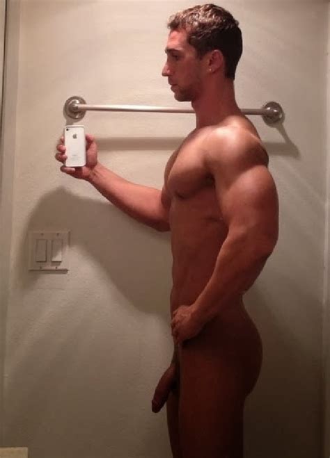nude muscle guy taking a sideway selfie gay cam selfies