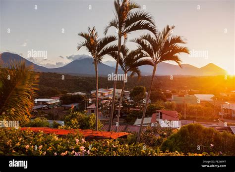 Los Volcanes Del Parque Nacional Cerro Verde Visto Desde Juayua Juayua