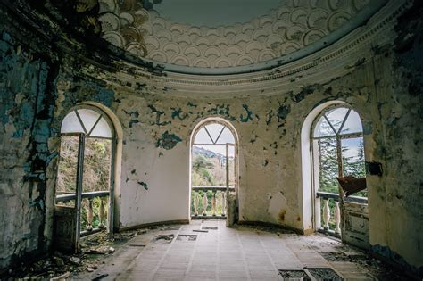 creepiest abandoned mansions   eerie histories